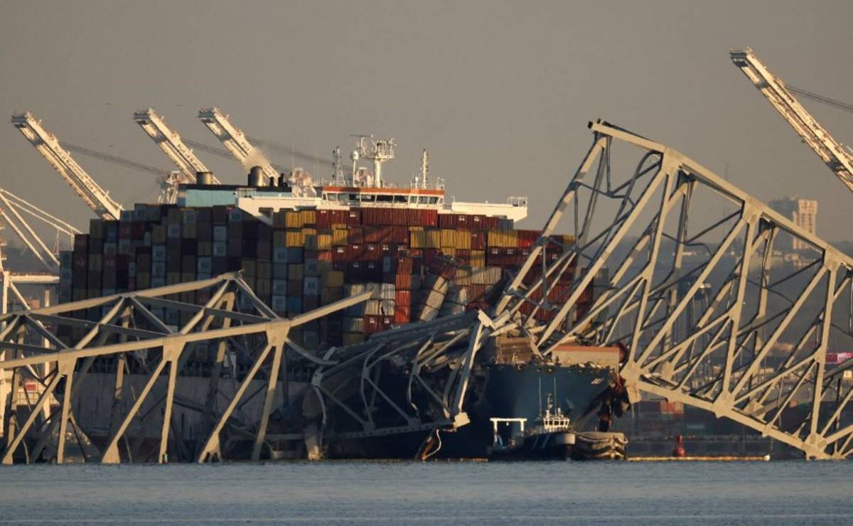 <i>El carguero Dali permanece atrapado bajo los restos retorcidos del puente Francis Scott Key, que fue destruido cuando el barco chocó con él a principios de esta semana, el 29 de marzo de 2024 en Baltimore, Maryland. FOTO Chip Somodevilla/Getty Images/AFP</i>