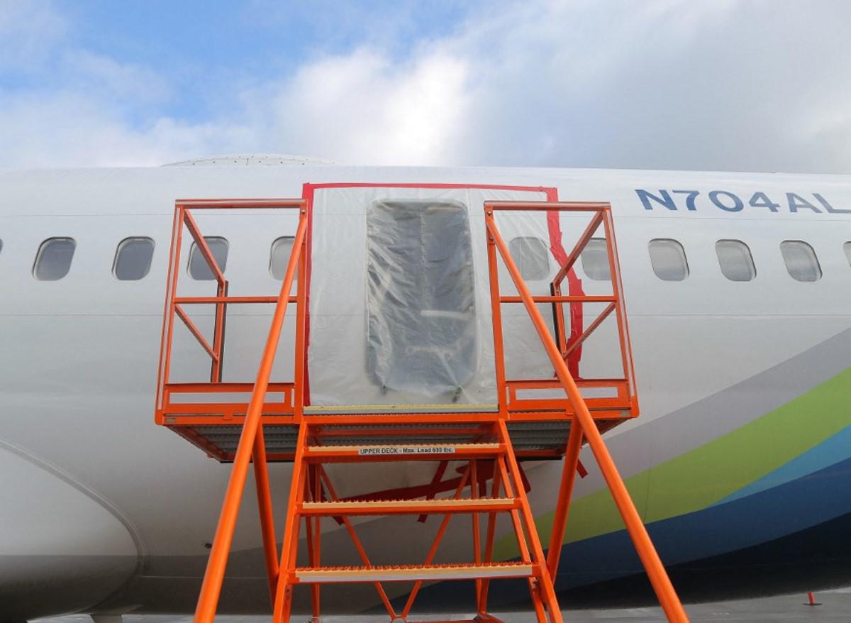 Encuentran tornillos sueltos en paneles de aviones Boeing 737 MAX tras inspección