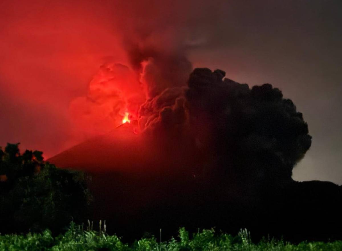 Volcán de Fuego, el más activo de Guatemala, registra nueva erupción