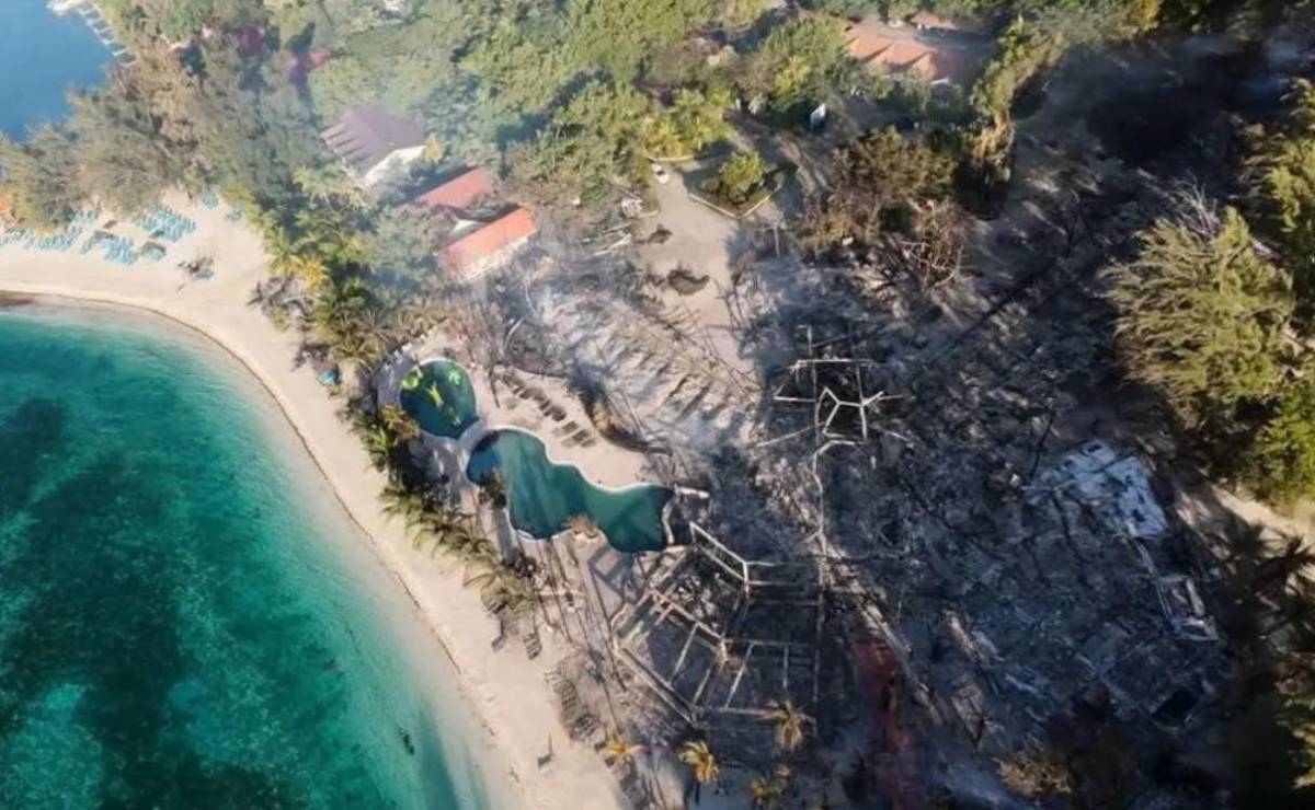 <i>Así quedó tras el incendio uno de los paraísos turísticos de Roatán. Hotel Fantasy Island. Foto: Cortesía de Bomberos Honduras.</i>