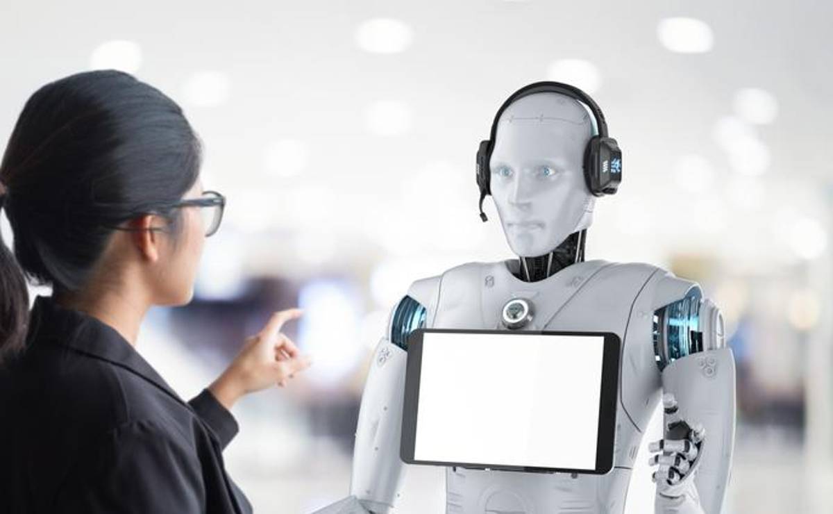 <i>Las habilidades más valiosas del futuro son profundamente humanas y, por tanto, imposibles de replicar por las máquinas. PhonlamaiPhoto / Getty Images/iStockphoto</i>