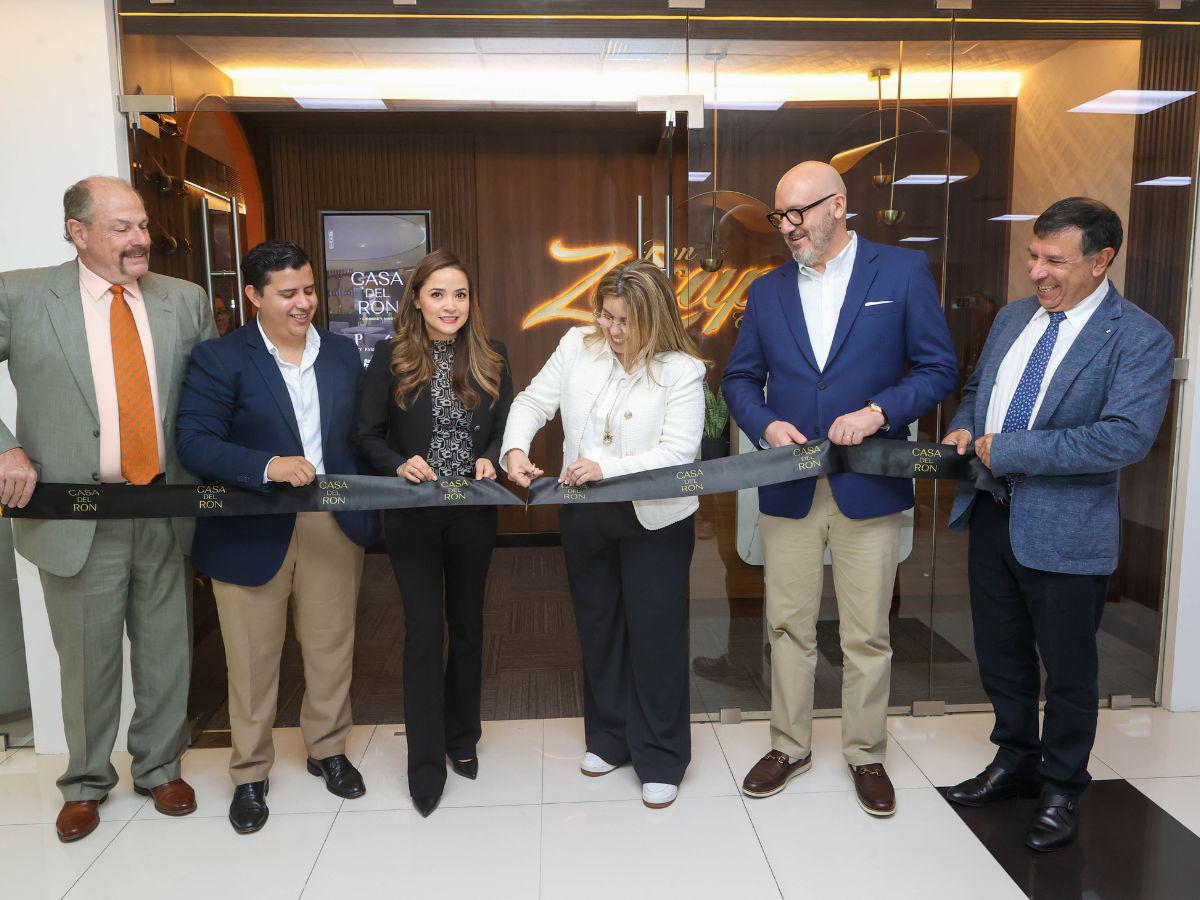 Representantes de Rones de Guatemala y Casa del Ron oficializaron la apertura de este espacio ubicado en el Aeropuerto Internacional de El Salvador, San Óscar Arnulfo Romero y Galdámez.