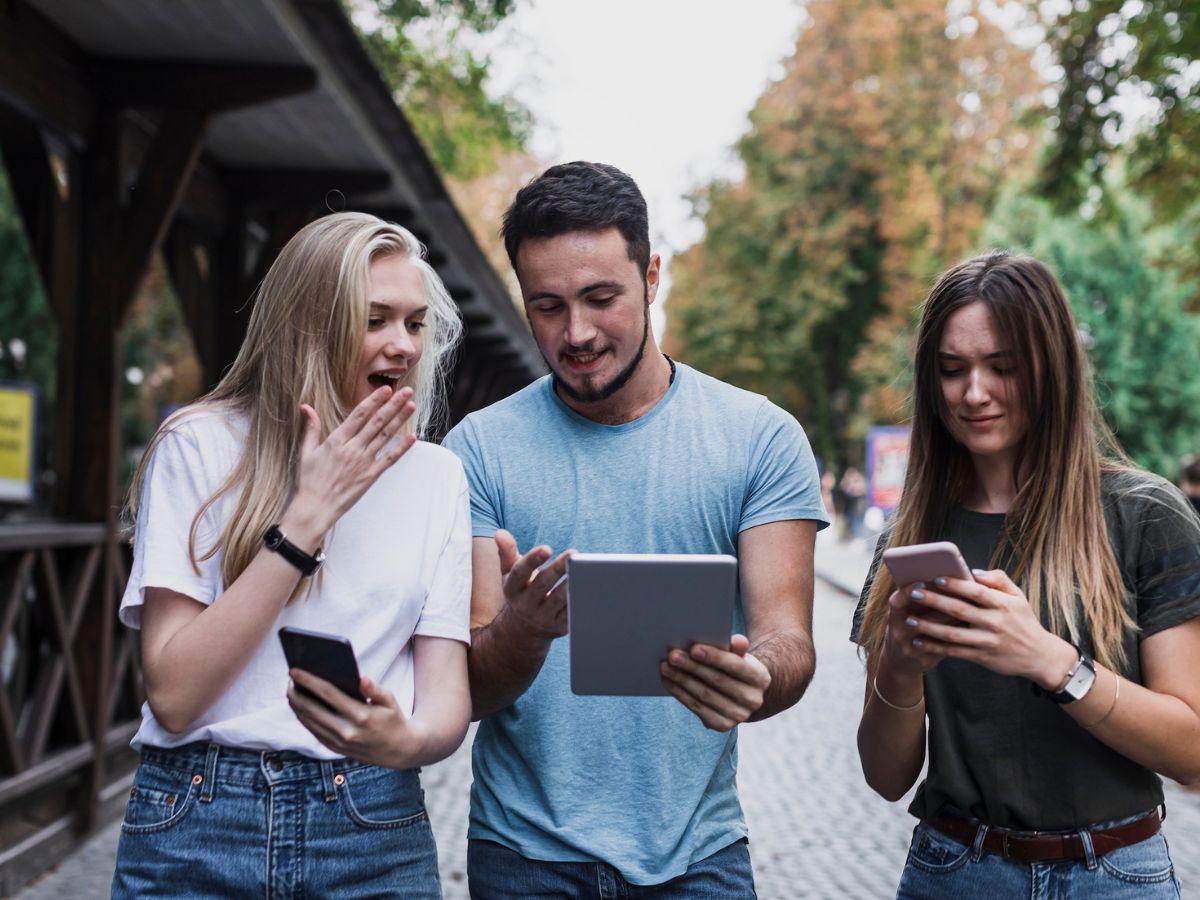 Millennials, los más confiados y los más vulnerables: 60 % ha sido víctima de engaños en línea