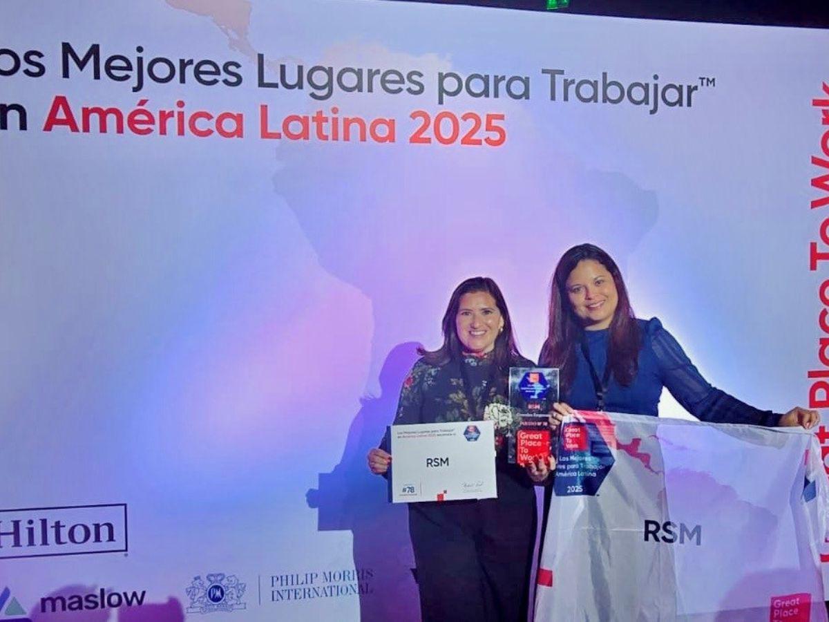 Carmen Martínez y Evelyn Ortez recibiendo el premio de Great Place to Work como una de 100 mejores empresas en LATAM.