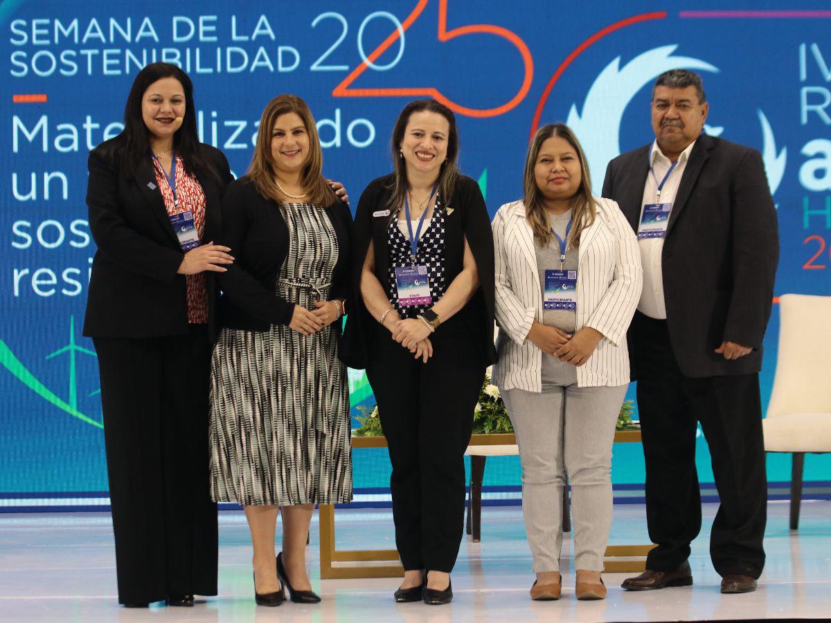 Integrantes del panel sobre el relacionamiento público, privado y comunitario para la sostenibilidad y la gestión de riesgos de desastres.