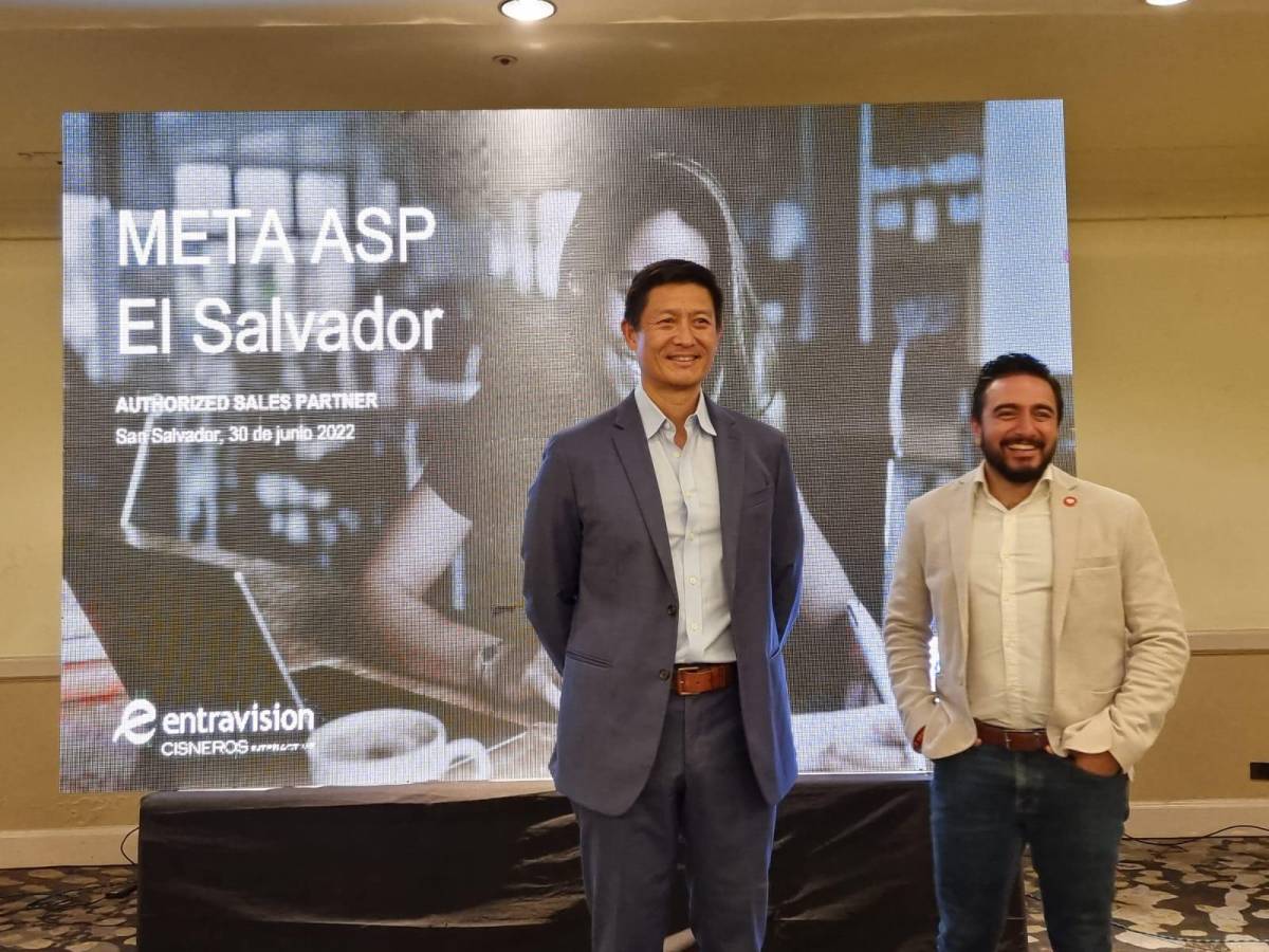 De derecha a izquierda: Víctor Kong, CEO de Entravisión, Cisneros Interactive, junto a Byron Cabrera, Country Manager de de la región norte en Centroamérica para Entravisión Cisneros Interactive, en el evento en San Salvador.