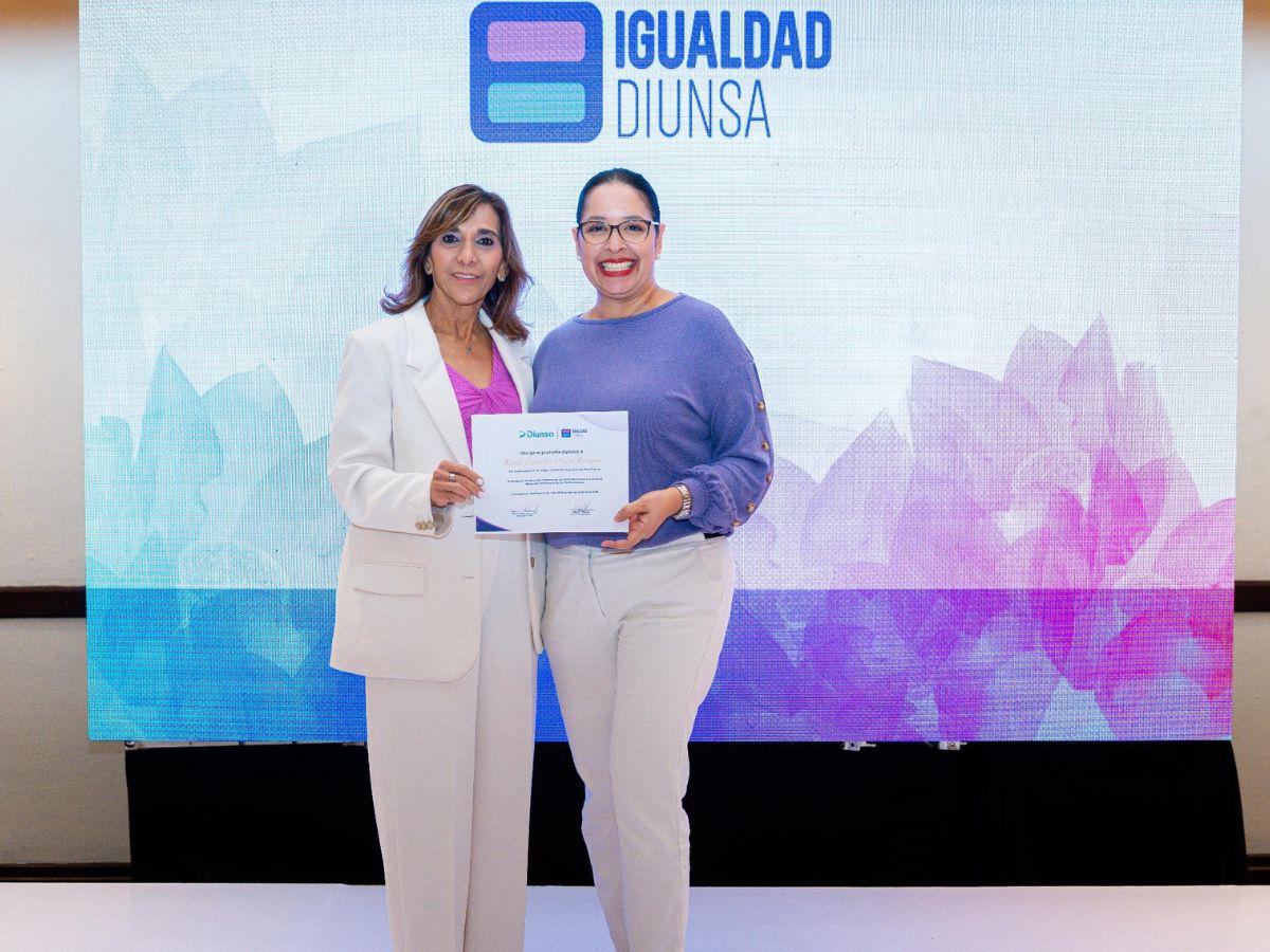 Diana Faraj, directora de RSE junto a Karla Abelar, participante en Igualdad Diunsa.