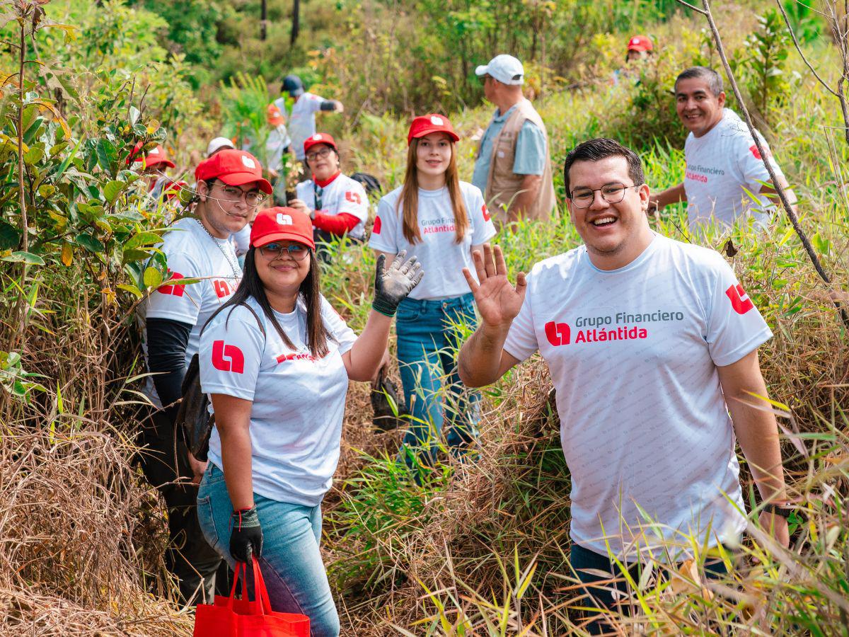 Colaboradores de Grupo Financiero Atlántida participan en una jornada ambiental como parte de las acciones de sostenibilidad de la institución.