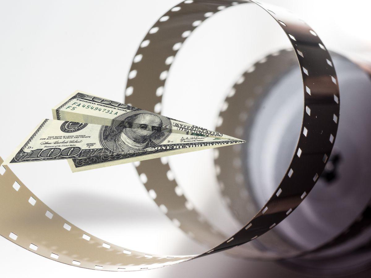 Wall Street en rojo tras anuncio del 100 % de aranceles al cine