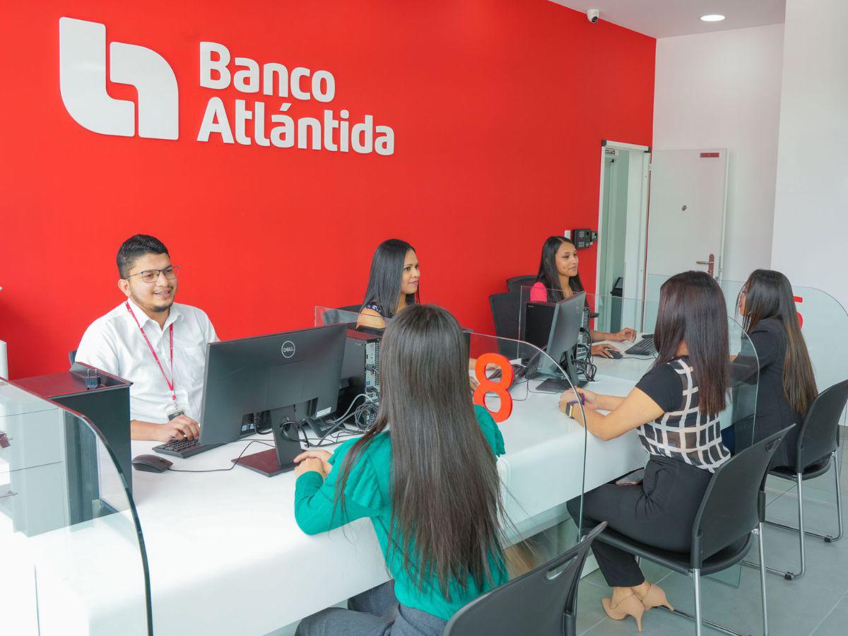 La sostenibilidad en Banco Atlántida se gestiona desde una visión transversal que vincula talento humano, tecnología, cumplimiento, riesgo y servicio al cliente.