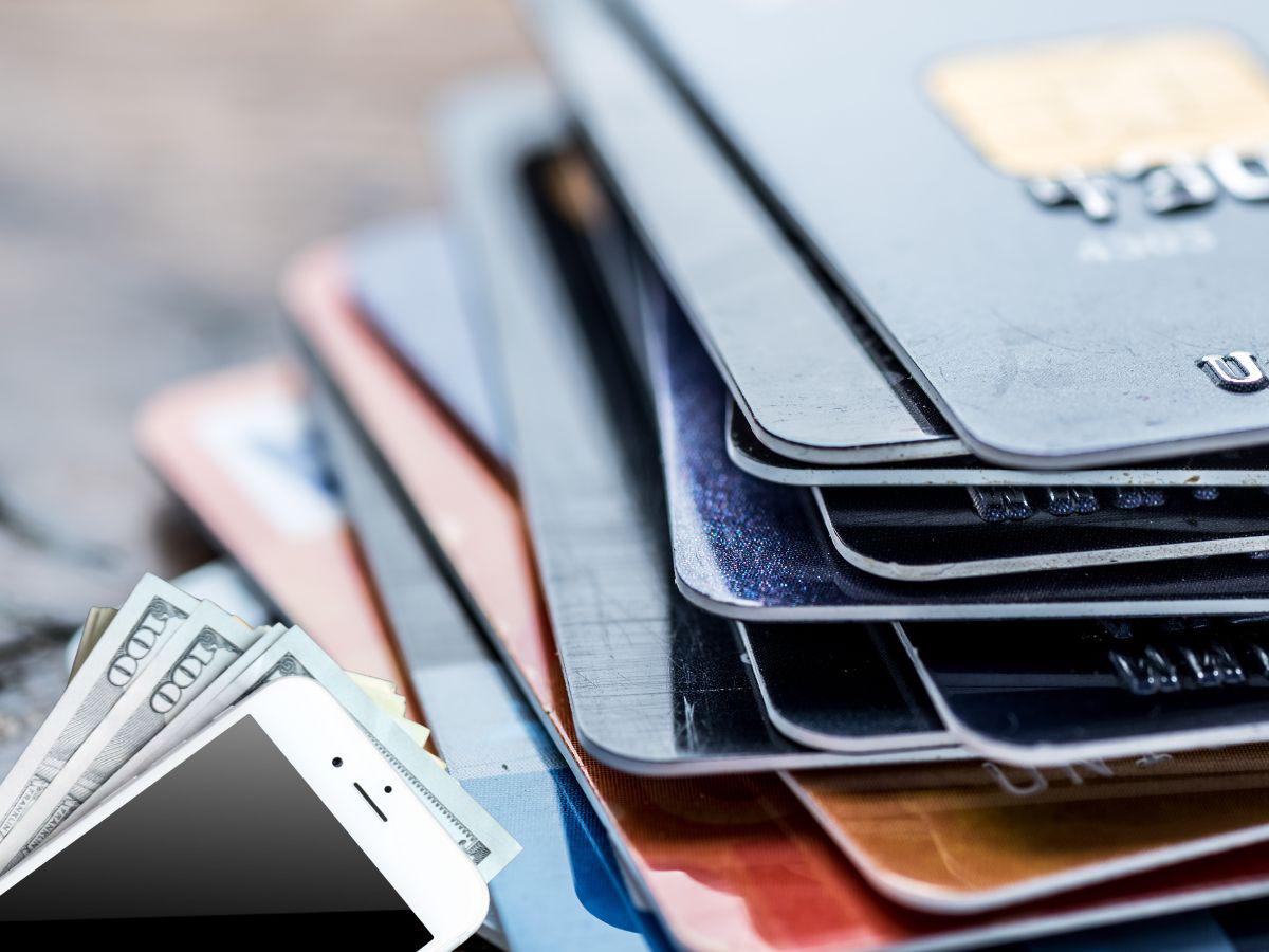 Salvadoreños que no tienen o han dañado su historial crediticio pueden optar por tarjeta de crédito