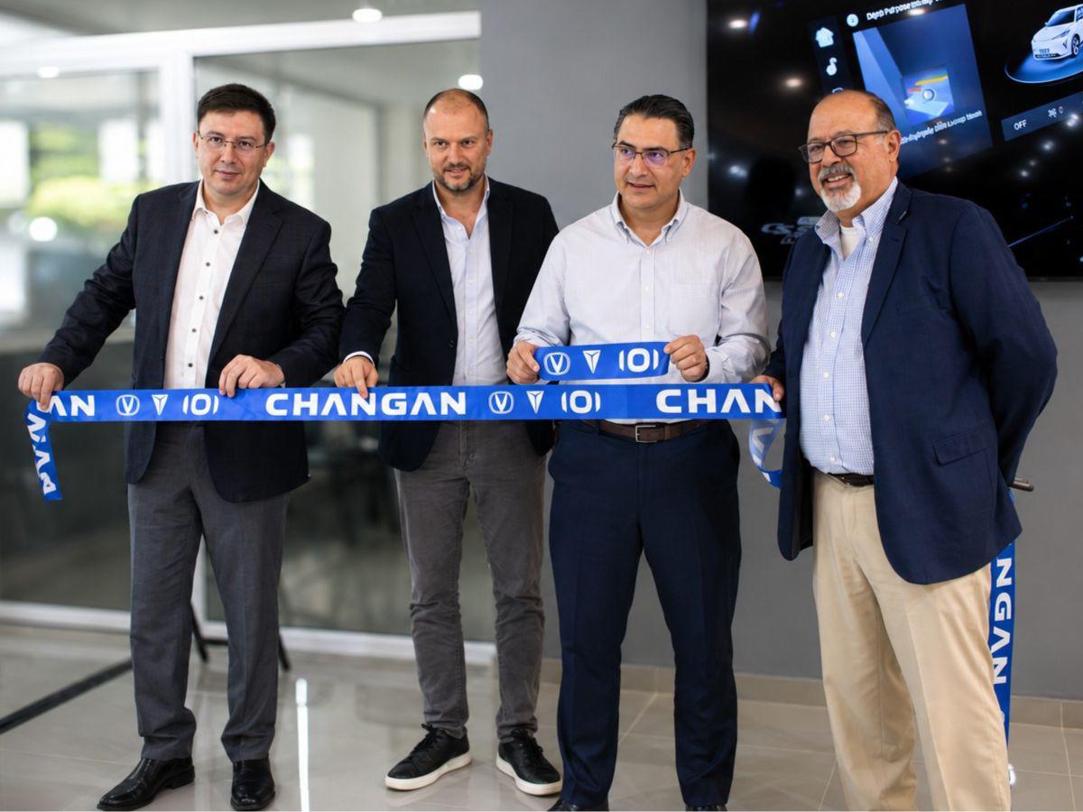Juan Pablo Siekavizza, Antonio Siekavizza, Carlos Enrique Siekavizza, y Gerardo Valiente, todos directores de Sikamotors El Salvador.