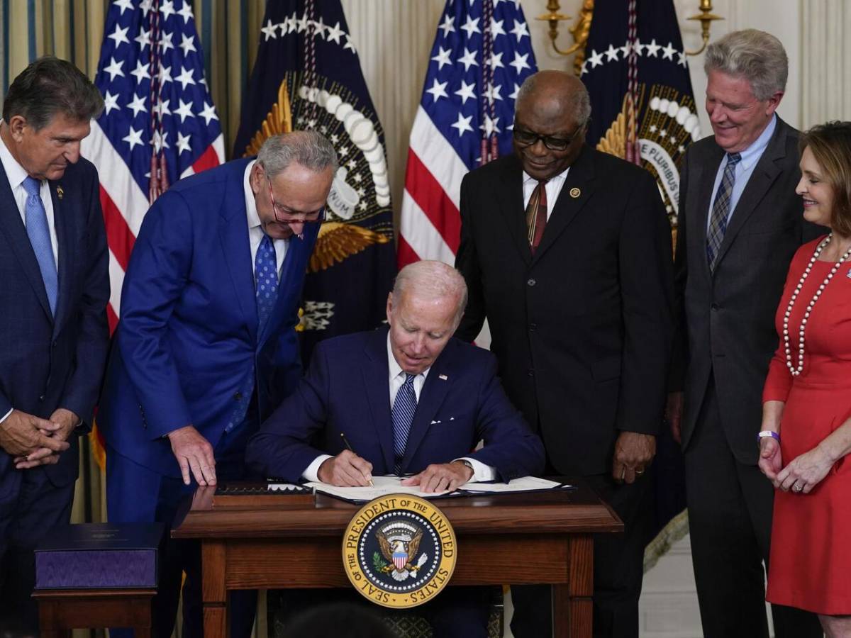 Biden promulga su plan de inversión sobre el clima y la salud