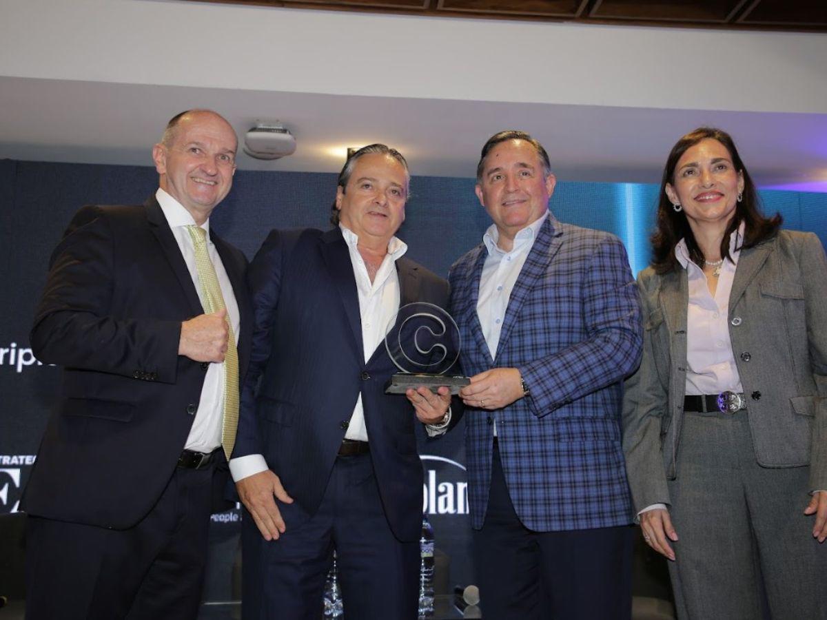 Mario Cordón recibie premio a nombre de Progreso, por ser una empresa Triple C, es decir, que logró ser reconocida como confiable en líderes, marcas y empresas. FOTO José Carlos Flores / E&amp;N