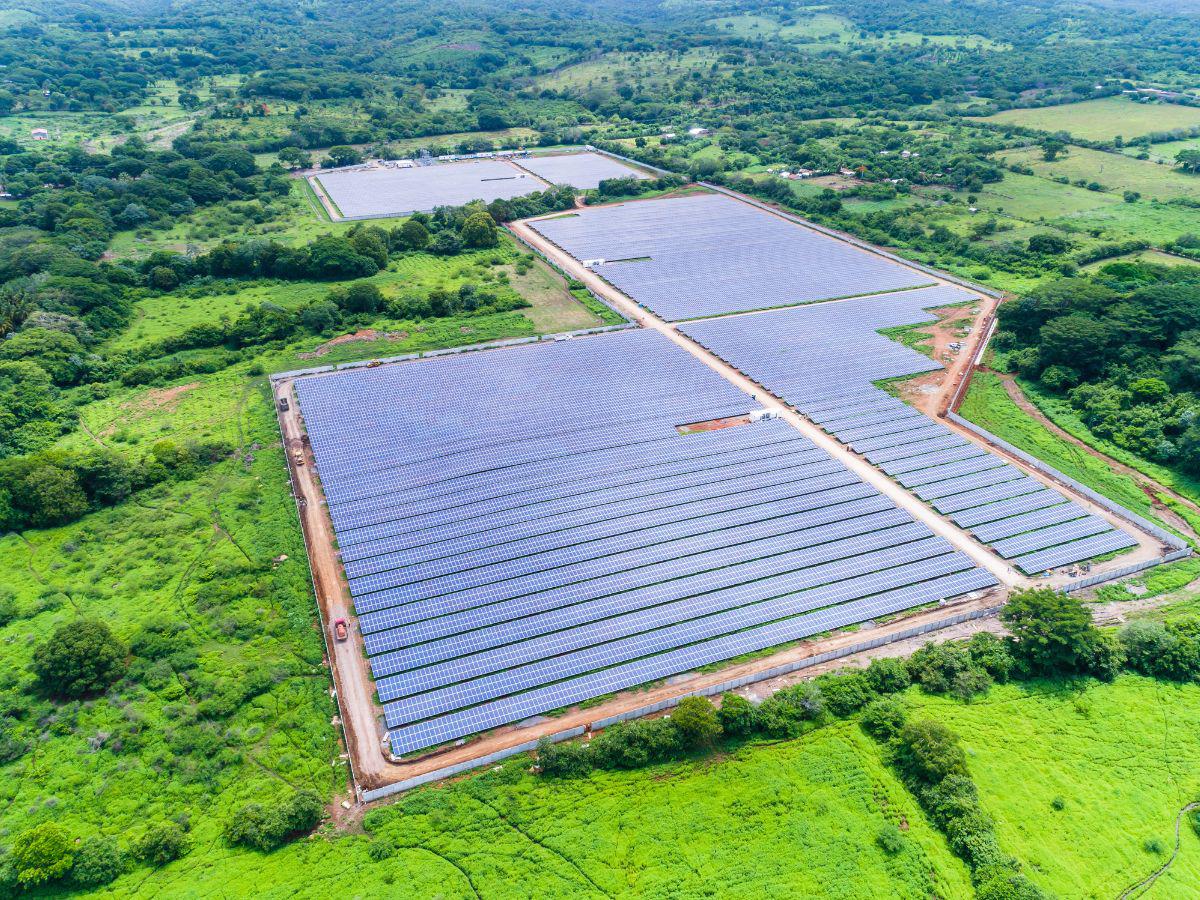 La planta Meanguera del Golfo de AES El Salvador fue la primera de su tipo construida en la región bajo el concepto de generación distribuida con almacenamiento por medio de baterías.