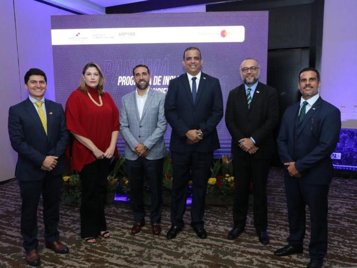 Germán Roson, Cluster Lead para Centroamérica y República Dominicana, y Kristine Matheson, Country Manager para Costa Rica, Panamá y Nicaragua en el marco del lanzamiento del Programa de Inclusión Financiera en Panamá.