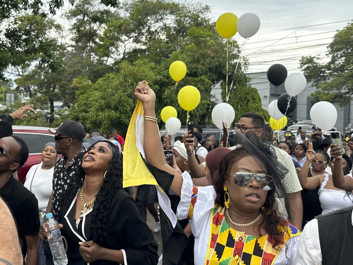 Aurelio Martínez, un ícono para la comunidad garífuna, quien lo despide con aplausos