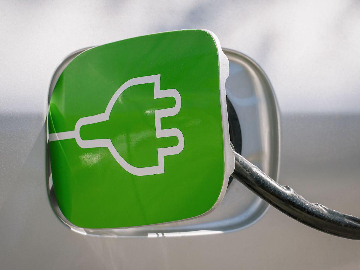 Vehículos eléctricos emiten casi cuatro veces menos gases que los de gasolina