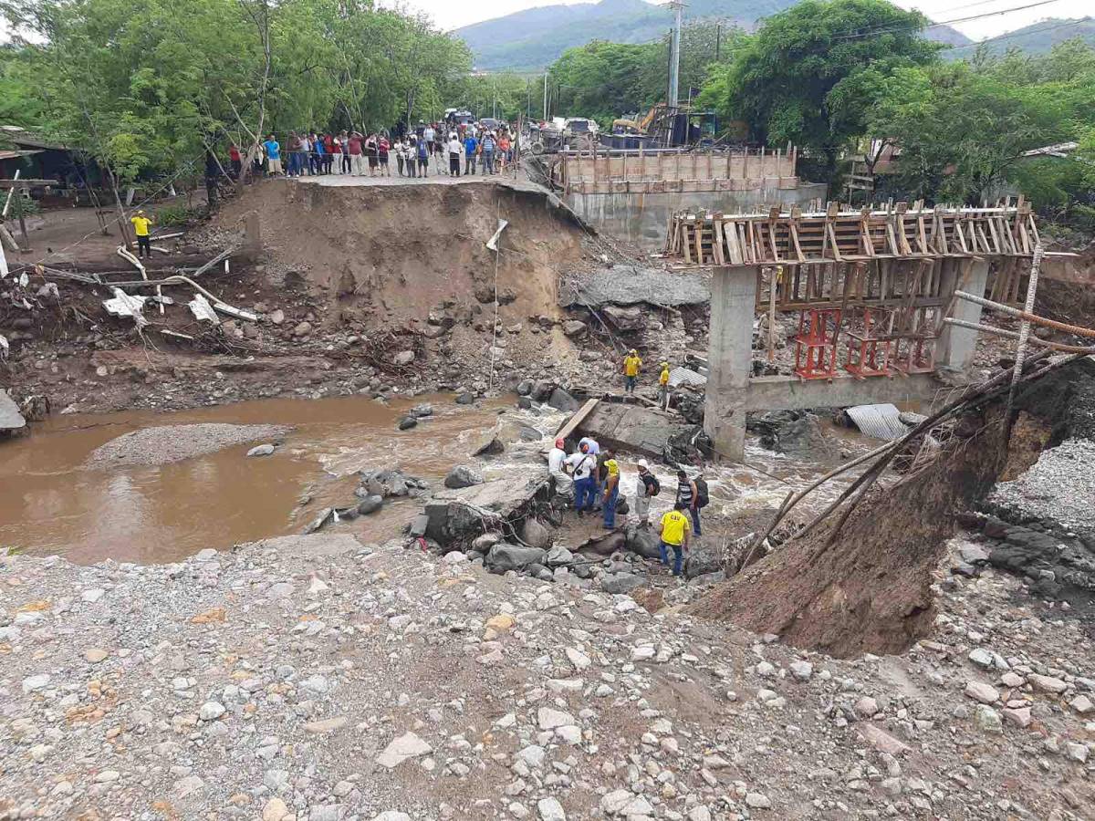 Colapso de puente en Guatemala dificulta tránsito hacia frontera de El Salvador