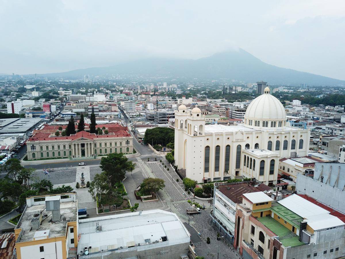 El Salvador: 12 empresarios del transporte son detenidos