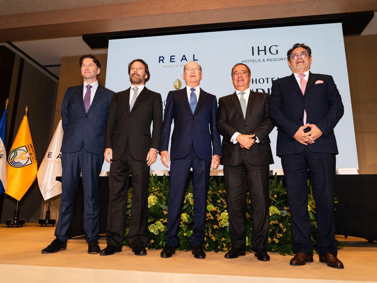 Fernando Poma Kriete (segundo de izquierda a derecha) participó recientemente en la inauguración de su complejo hotelero en Lima, Perú.