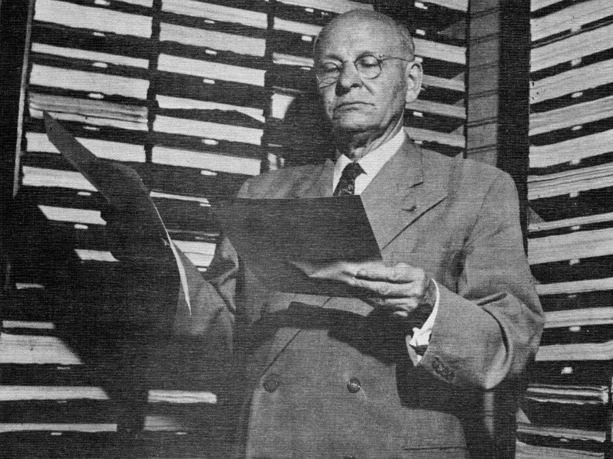 Década de 1940. Prof. Miguel Ángel Castro Carazo, fundador, revisando el material utilizado para la enseñanza por correspondencia, modalidad con la que la Escuela Comercial Castro Carazo fue pionera en ampliar el acceso a la educación en distintas zonas del país.