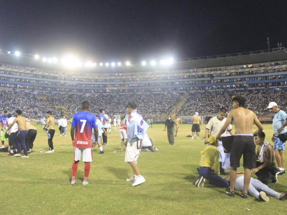 Ascienden a 12 los fallecidos durante la estampida en el Estadio Cuscatlán
