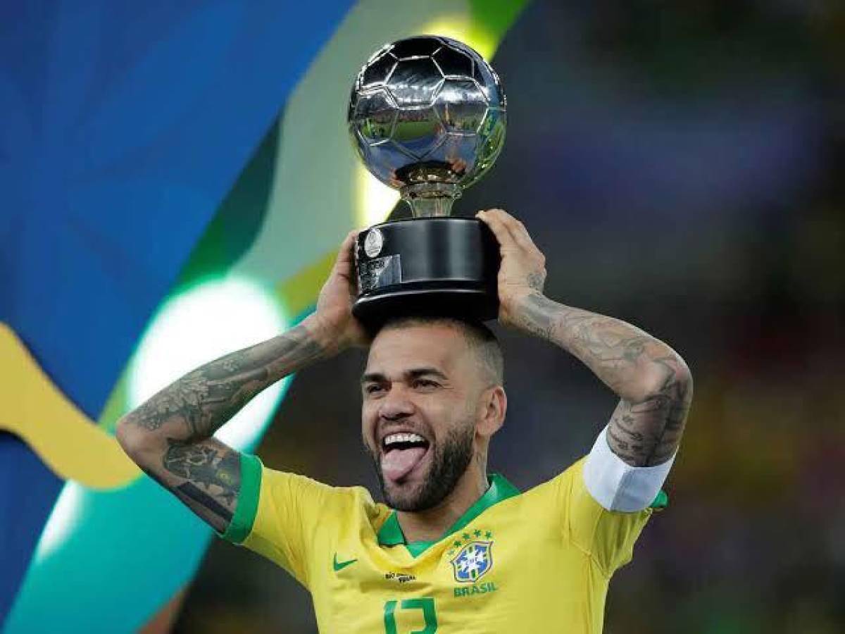 Detienen a Dani Alves en España por presunta agresión sexual