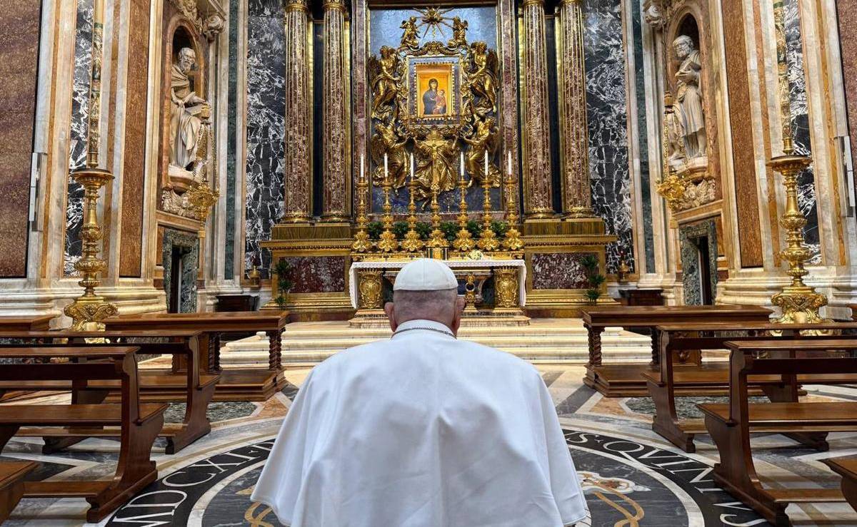 El papa Francisco el pasado 12 de abril en la basílica romana de Santa María la Mayor. Foto de EFE/ Vaticano