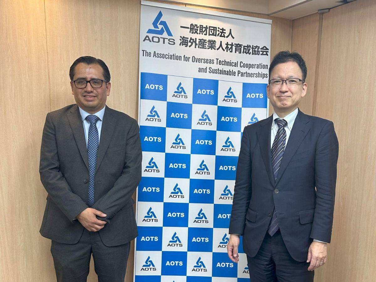 Lenin Velásquez junto a Yoshida Yasuhiko, Presidente de AOTS Japón, durante su visita oficial a Tokio.