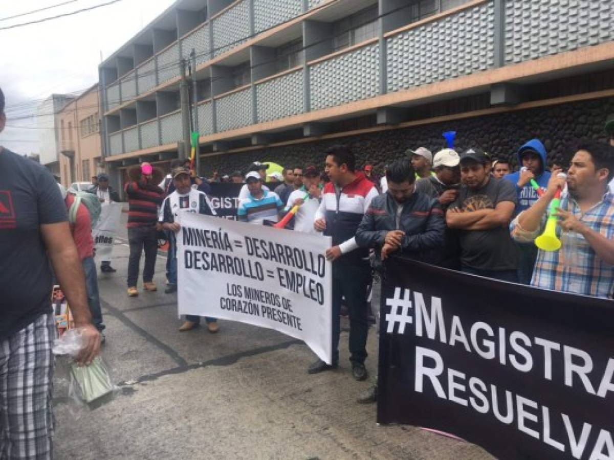 Empleados de minera canadiense exigen reanudar operaciones en Guatemala