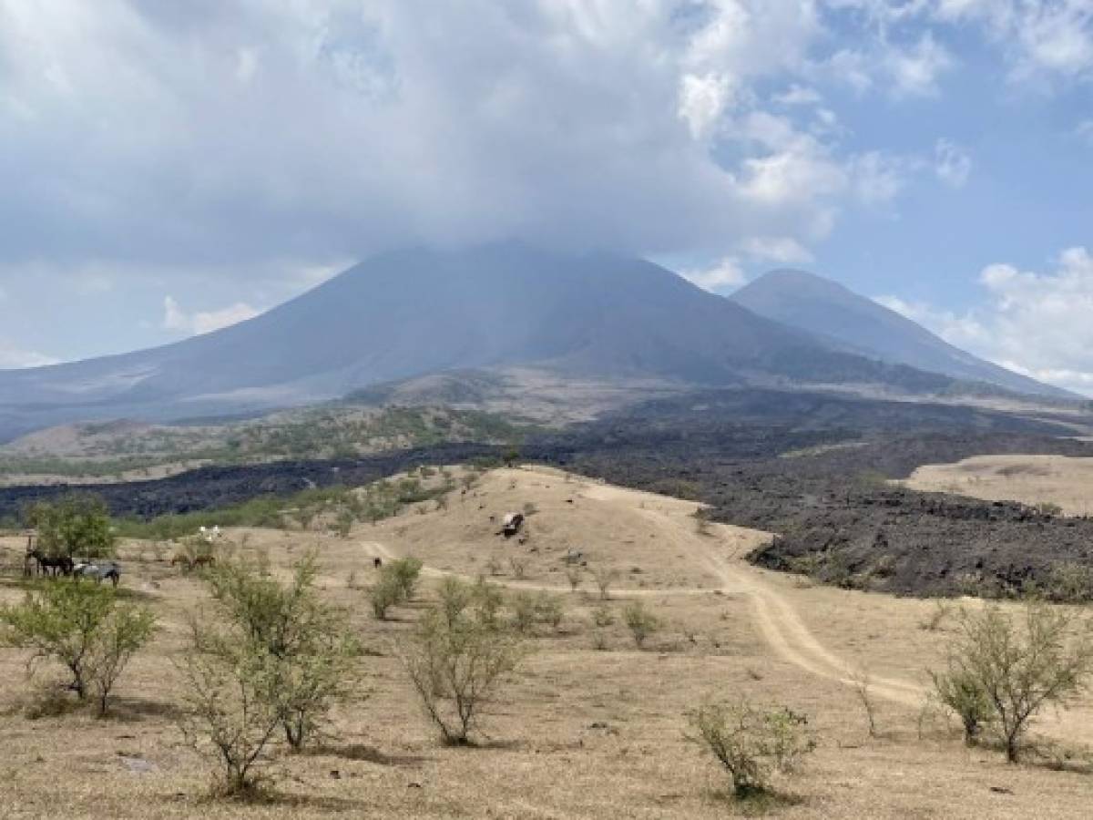 Flujo de lava del volcán de Pacaya amenaza a comunidad en Guatemala