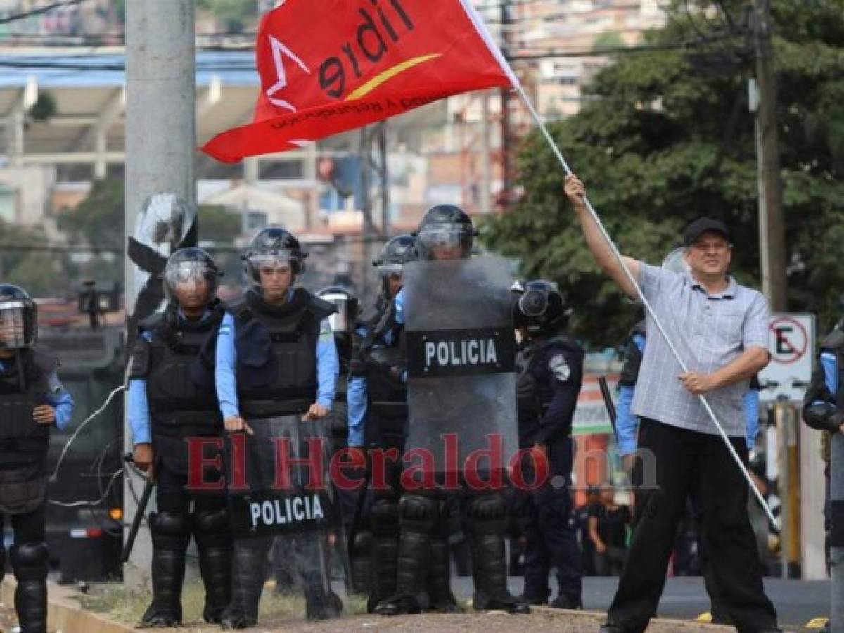 Policías reprimen en Honduras manifestación opositora