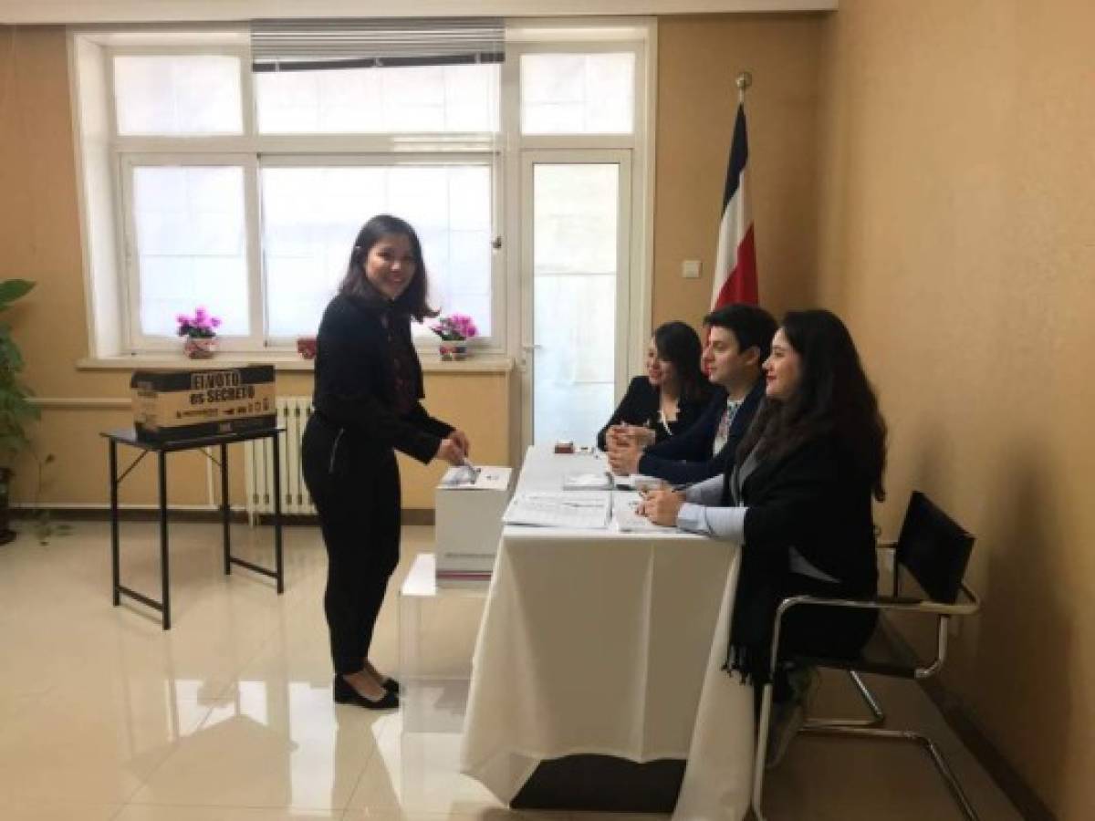 Costarricenses comienzan a votar en elección marcada por impacto religioso