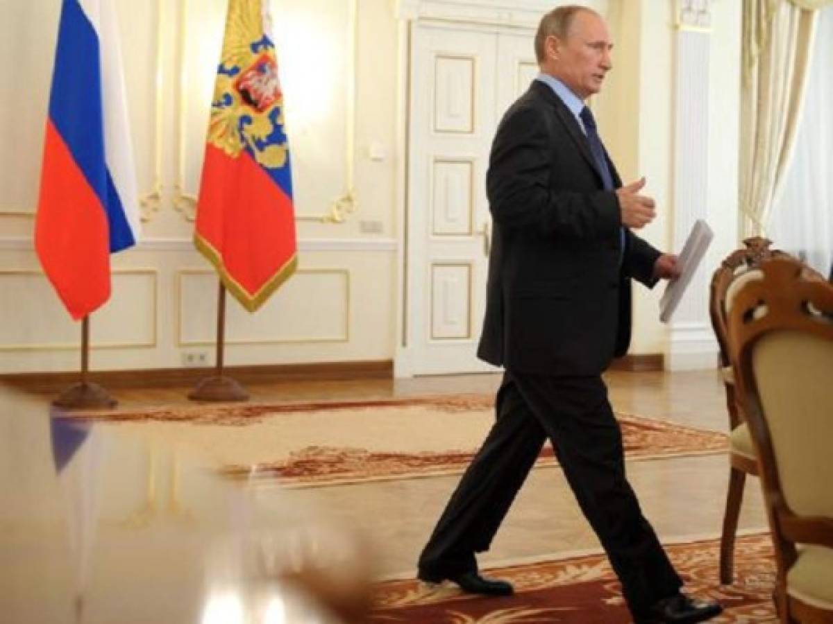 El oso ruso enseña su cartera llena de rublos