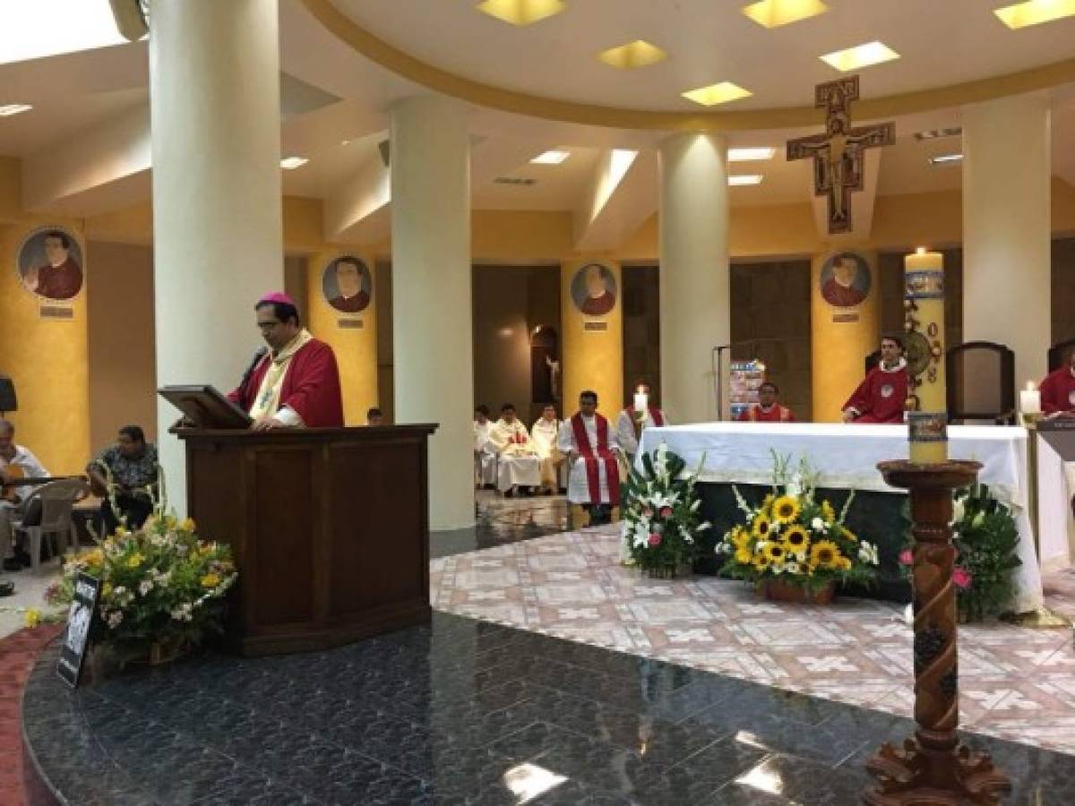 Salvadoreños en vigilia para conocer fecha de canonización de Romero