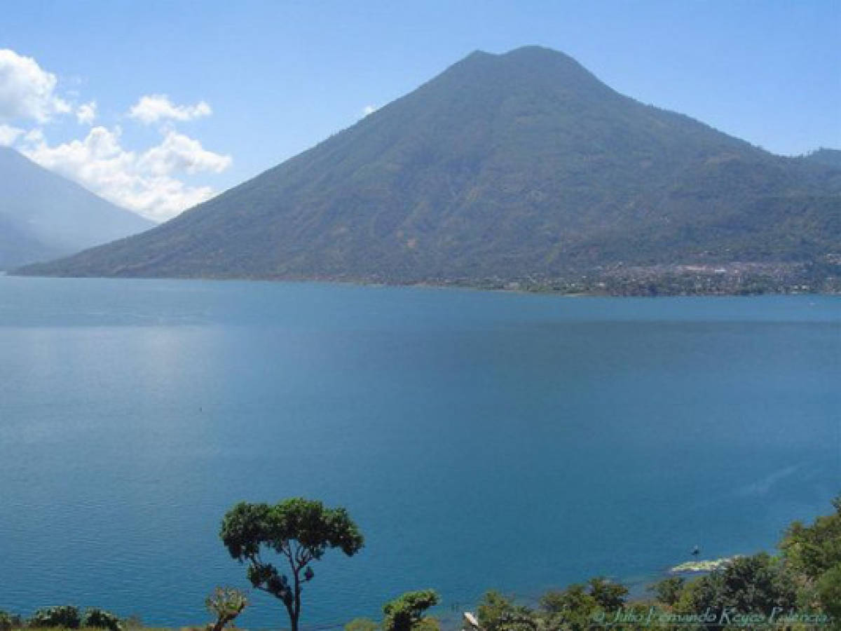 Guatemala podría perder su turístico Lago de Atitlán