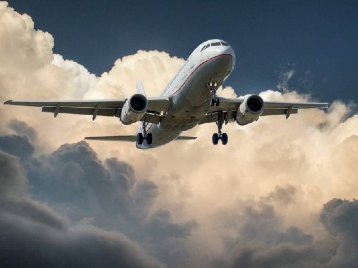 El Salvador: en 27 años los mandatarios han hecho al menos 416 viajes al exterior