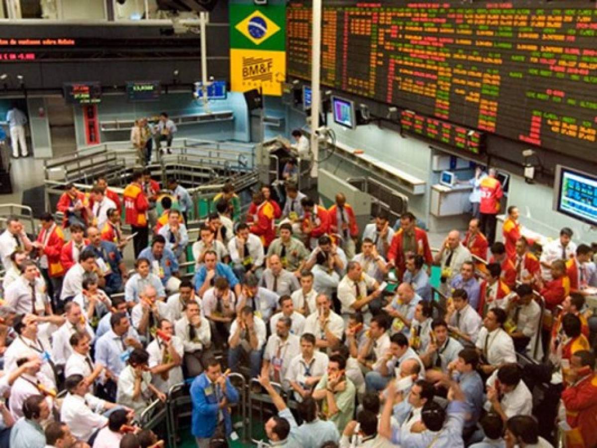 Petrobras se desploma en bolsa tras rebaja de nota de Moody's