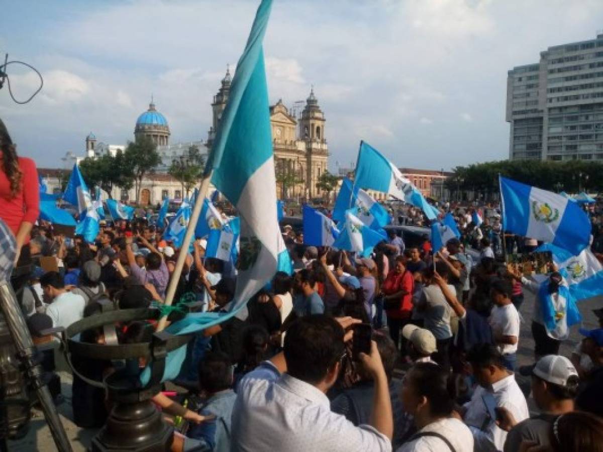Guatemaltecos piden renuncia de presidente vinculado a nuevo caso de corrupción