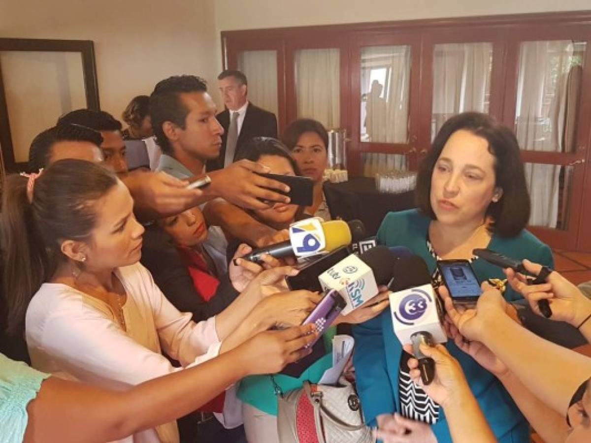 El Salvador: Embajadora de EEUU arremete contra la corrupción