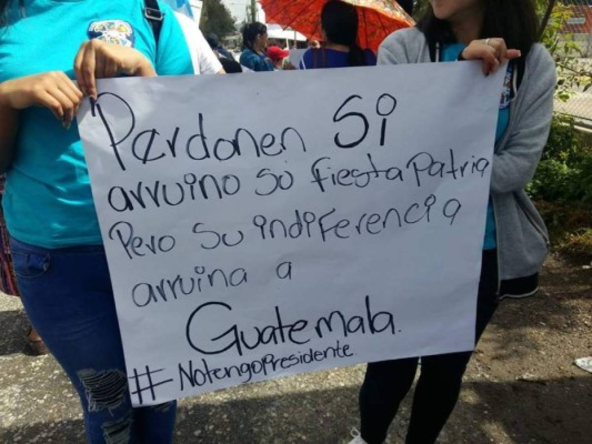 Guatemala: Lanzan mensajes en contra del mandatario durante desfiles