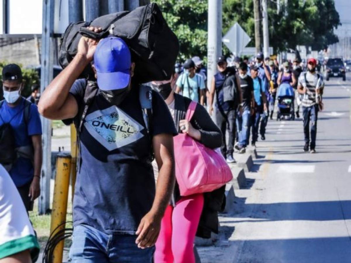 Según el Instituto Guatemalteco de Migración, policías y soldados redoblaron los controles en Corinto para verificar que las personas cumplan con los requisitos de ingreso al país, de lo contrario se les impidió el tránsito. Fotos: Agencia AFP.