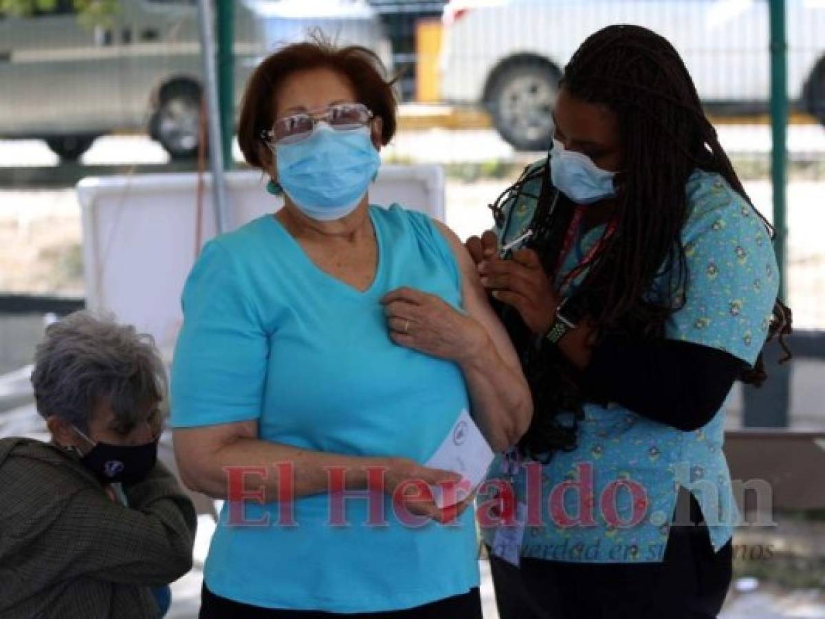 Médicos llaman a la población a vacunarse contra el covid-19 y la influenza. Foto: Emilio Flores/El Heraldo