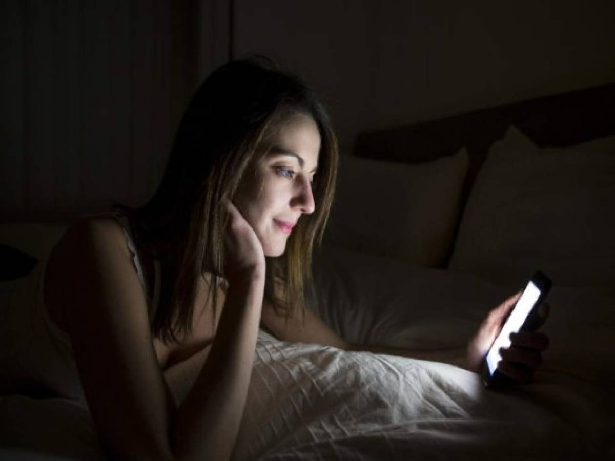 Consejo de Arianna Huffington: aléjate de tu celular en las noches