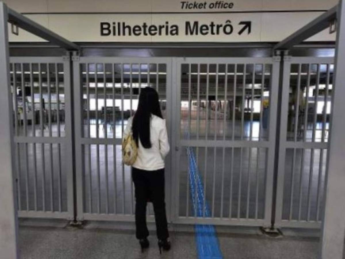 BRASIL 2014: Policía choca con huelguistas en metro de Sao Paulo