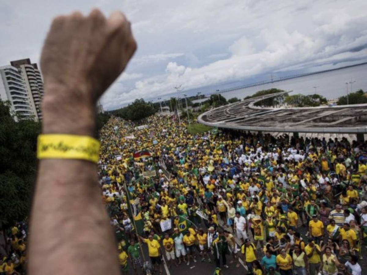 Dilma, en ‘modo supervivencia’, tras fin de semana dramático