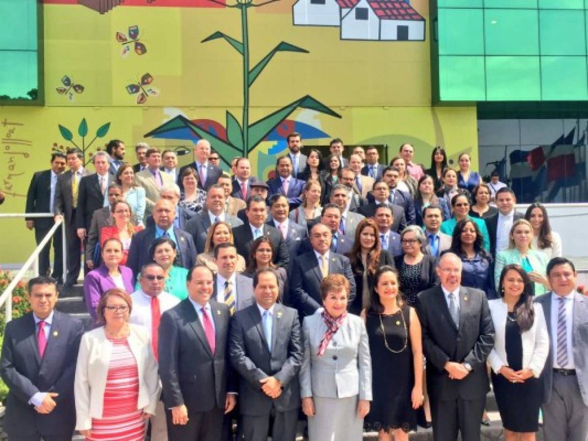 Legisladores de 11 países discuten en El Salvador su rol en el fomento de la MIPYME