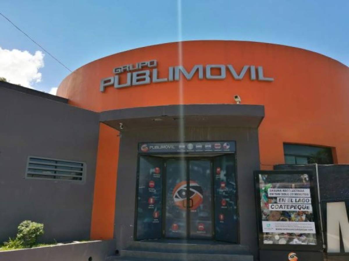 Según el presidente de Publimovil ellos fueron los primeros que creyeron en hacer publicidad en las paradas de buses y pasarelas en El Salvador, un negocio que con el tiempo evoluciona con la llegada de la tecnología y se alimenta de una cada vez mayor exposición en ciudades con alto tráfico. Foto Gabriela Melara