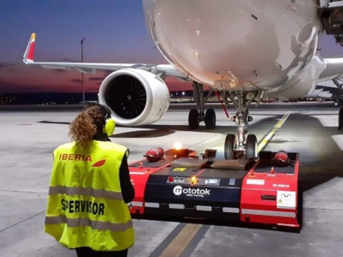 Iberia usa vehículos eléctricos dirigidos por control remoto para mover sus aviones en Madrid y Barcelona